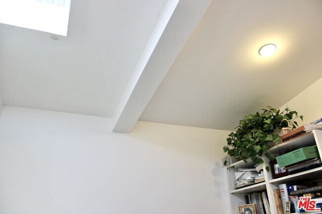 Building Photo - 1265 Bienveneda Ave