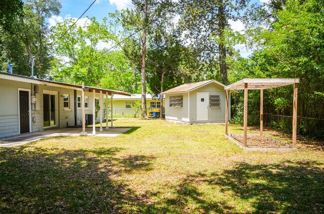 Building Photo - Hazel Heights 3 bedroom 2 bath concrete bl...