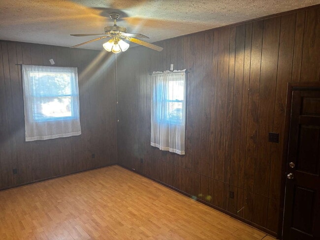 Building Photo - "Charming 3-Bed Oasis with Granite Touches in Fayetteville – 1600 Sq Ft of Comfort!"