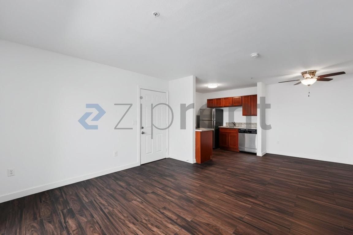 Building Photo - Unit B206