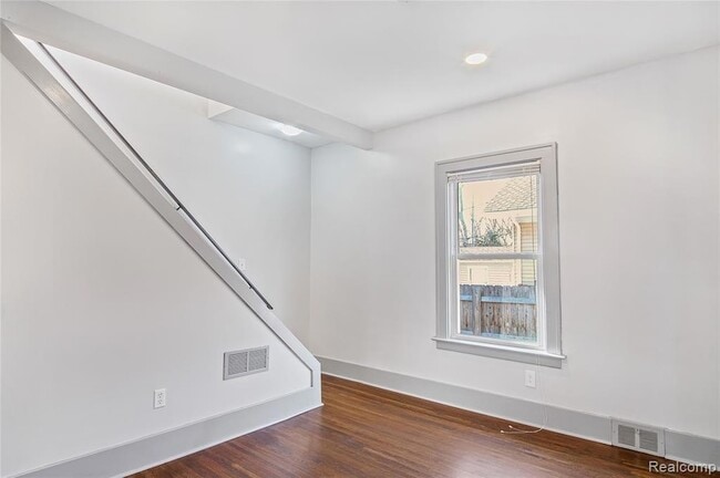 Building Photo - 565 W Saratoga St