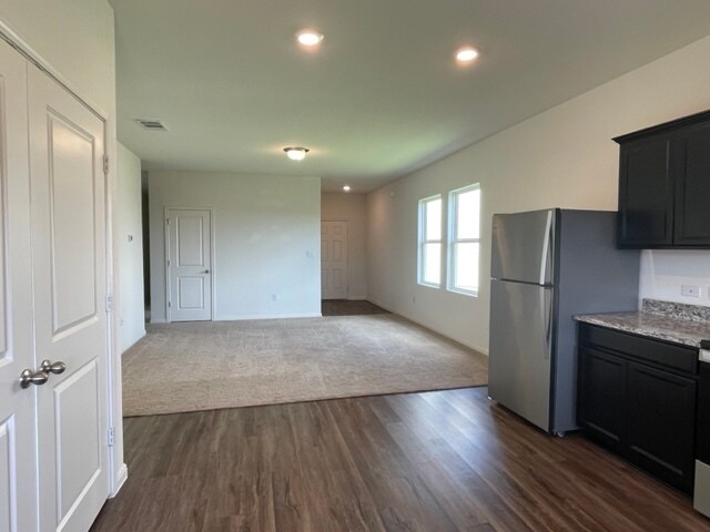 Building Photo - 532 Peony Ct