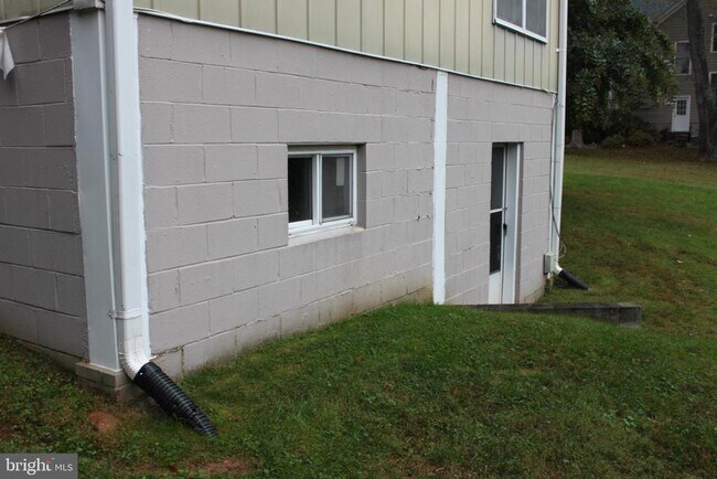 Building Photo - 6210 Cottonwood St