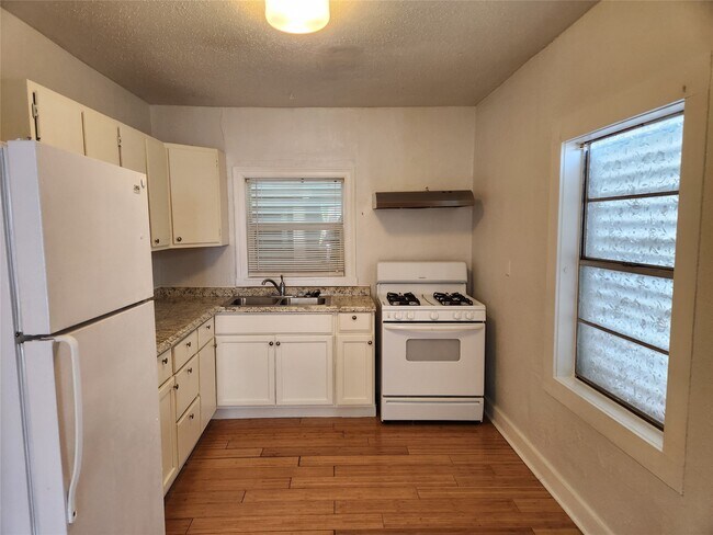 Building Photo - 1807 Church St