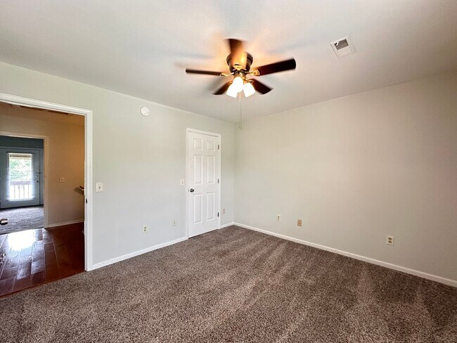 Building Photo - 3 BR 2 1/2 BA Townhome with Community Pool