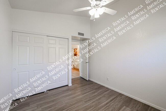 Building Photo - 1105 N Quail