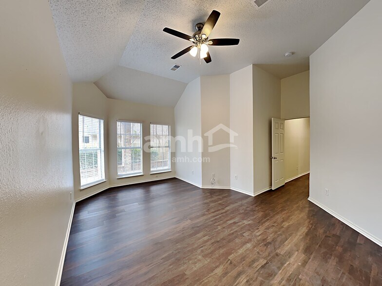 Building Photo - 4521 Mustang Dr