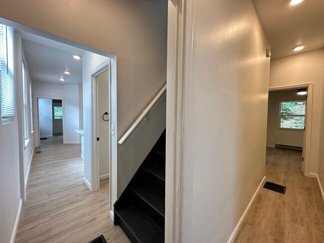 Building Photo - 6 Bed/2 Bath w/Ample Parking Mins. from UC $750/pp ($4500/mo)!