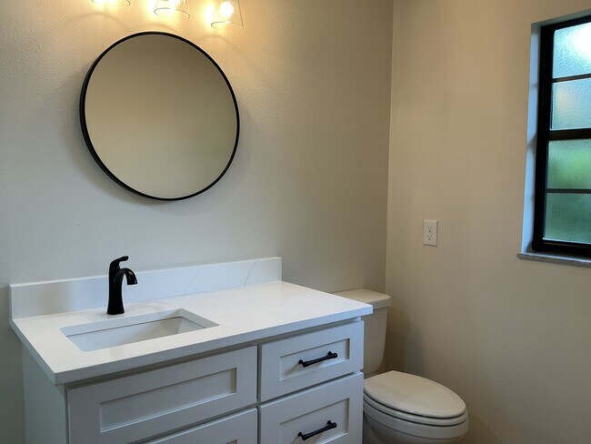 Building Photo - Remodeled 3BR/2BA Home with Pool & Screene...