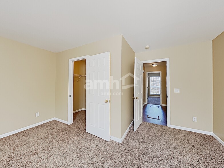Building Photo - 2925 Burtonwood Dr