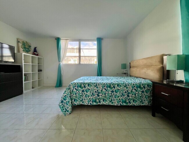 Building Photo - 3551 NE 169th St