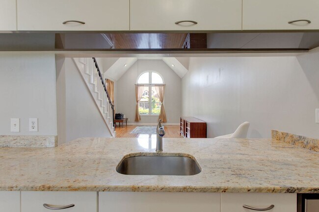 Building Photo - Charming 2 Bed 2 Bath Home on Historic Rus...