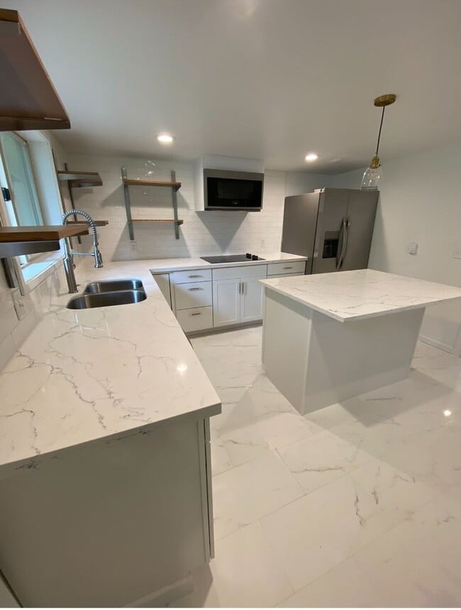 Building Photo - Newly Renovated 3 Bedroom in Renton Highlands