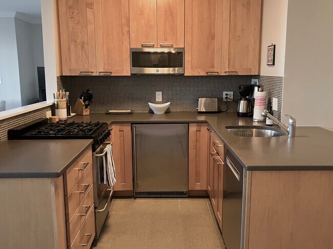 Building Photo - 65 E India Row