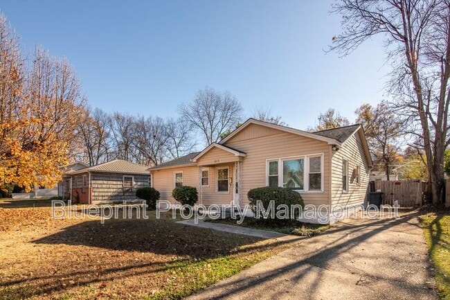 Building Photo - 513 10th Ave S