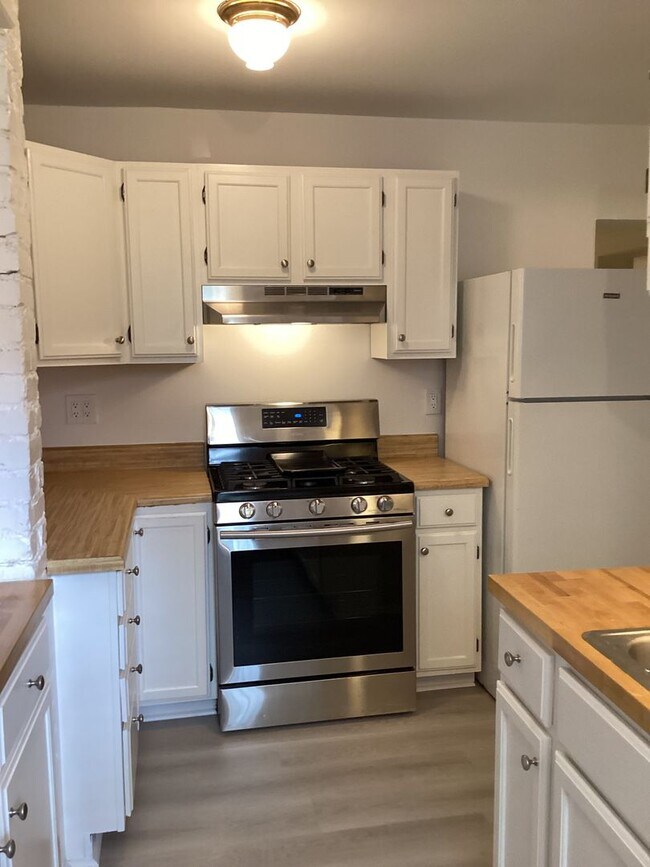 Building Photo - 114 E Jones St