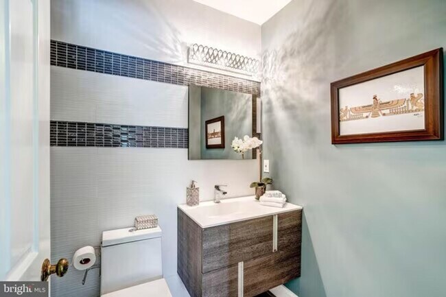 Building Photo - Sun-Drenched 2BR/2.5 BA Townhouse Condo in Gated Sutton Place