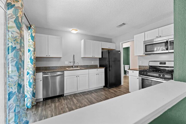Building Photo - 9011 Quail Valley Dr