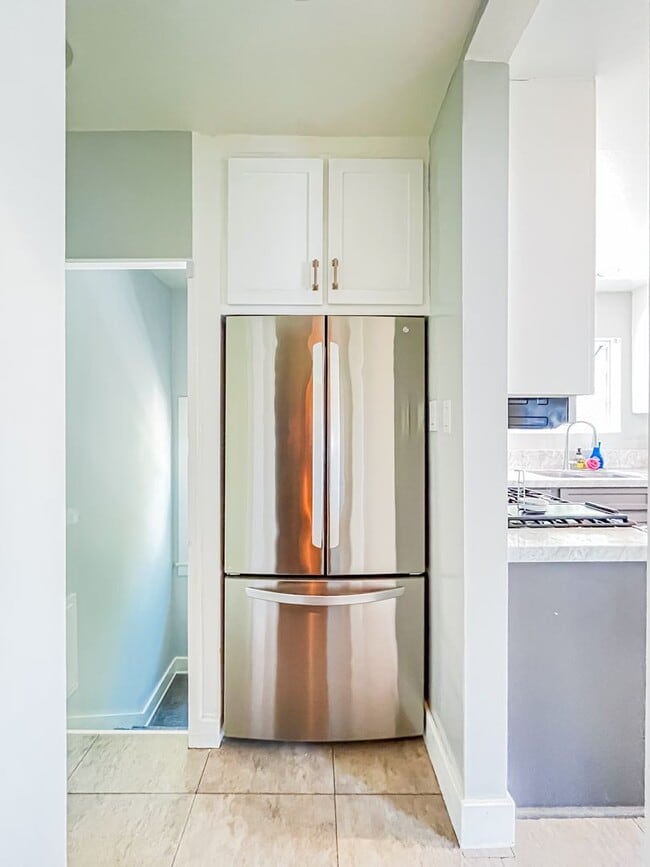 Building Photo - Unfurnished Light Filled Modern Spanish Home in Hollywood Hills