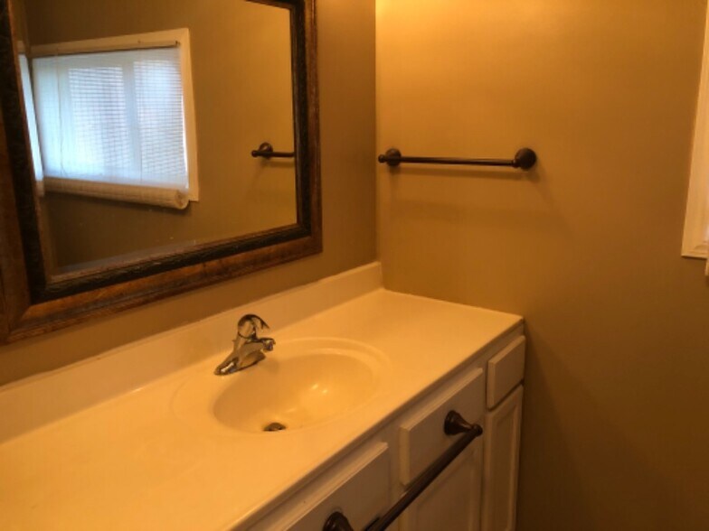 Building Photo - 1102 College St