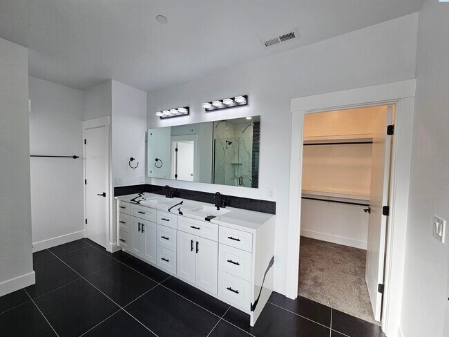 Building Photo - Primary Suite on Main w/Second Suite in Ba...