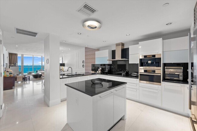 Building Photo - 17121 Collins Ave