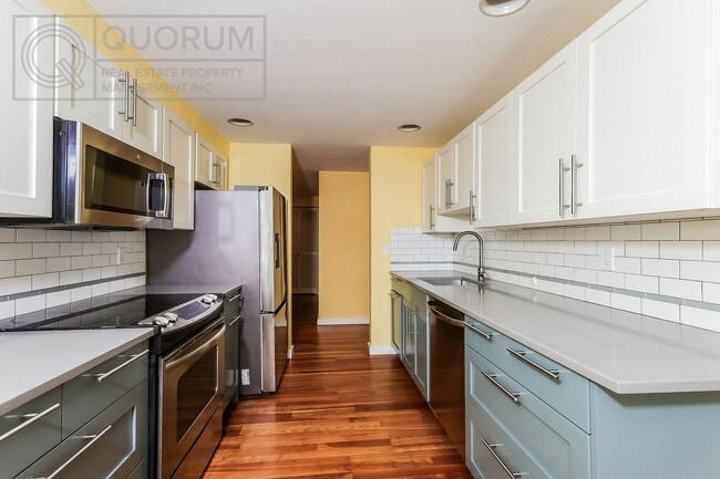 Building Photo - Spectacular Top Floor Condo with Stunning Views in Queen Anne