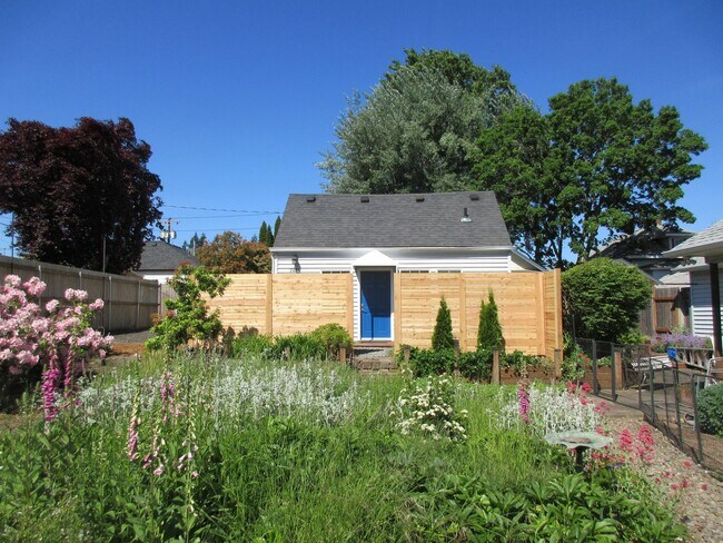 Building Photo - Cute One Bedroom Cottage