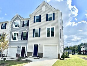Building Photo - Amazing 3BD, 2.5BA End-Unit Townhome with 4th Bonus Room in the Heart of Durham