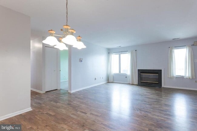 Building Photo - Crestwood 2 bed Condo Available Aug 1