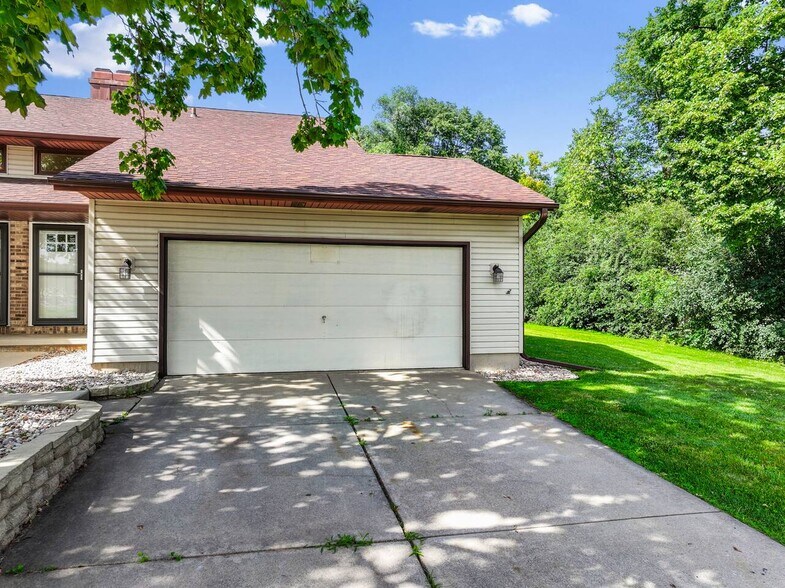 Building Photo - 2596 Parkwood Dr