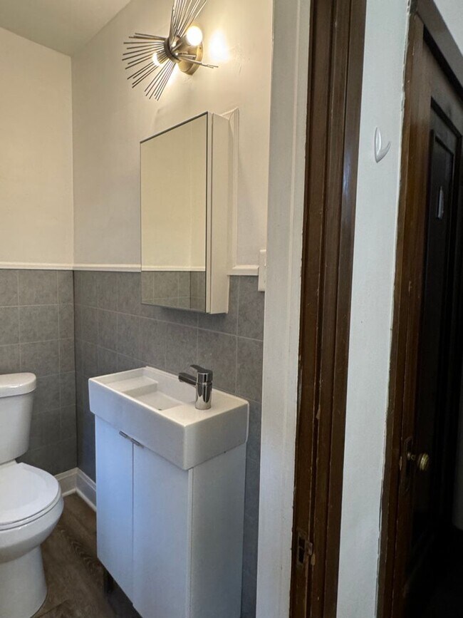 Building Photo - 849 E University Ave