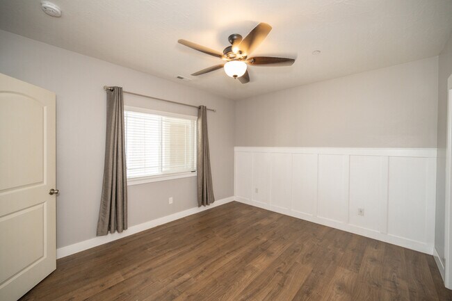 Building Photo - Main Floor Condo in Saratoga Springs!