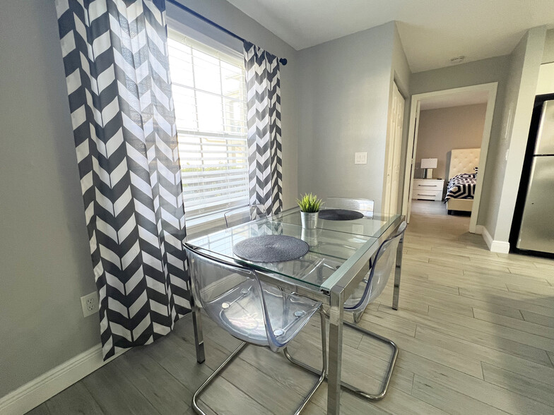 Dining Area - 7280 Westpointe Blvd