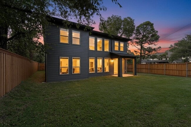 Building Photo - 1828 Highland Dr E