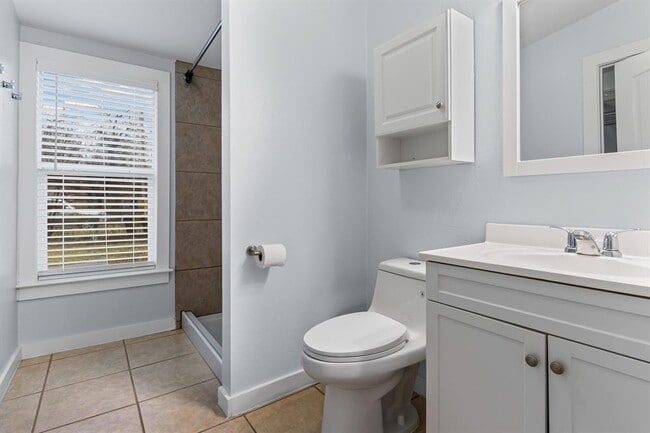 Building Photo - 84 Waller St