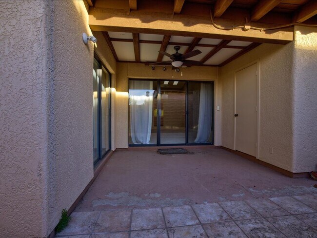 Building Photo - 3 Bedroom 2 Bathroom with Community Pool!!