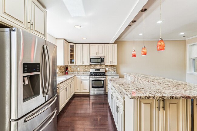 Building Photo - Charming and very Spacious 3 BR/3.5 BTH in...