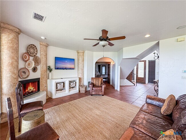 Building Photo - 2000 Village Oak