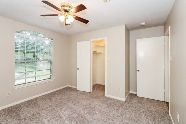 Building Photo - 18326 Forest Dew Dr