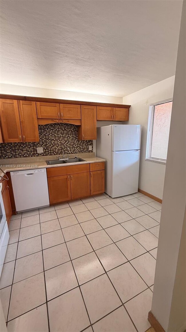 Building Photo - 231 Lakeview Dr