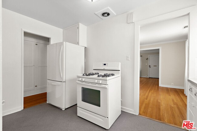 Building Photo - 830 N Orange Dr