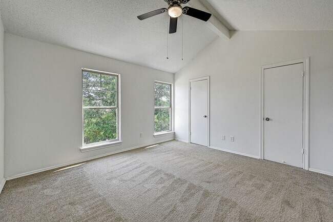 Building Photo - 2022 Lakewood Ct