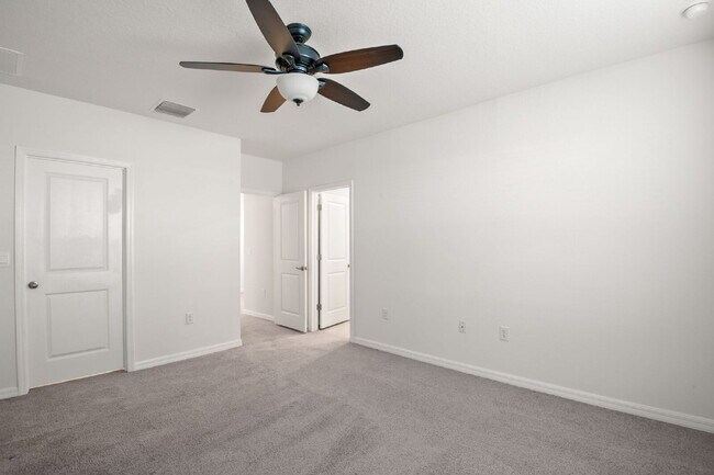 Building Photo - "Spacious 3-Bedroom Townhouse Oasis with 2.5 Baths in Serene Apollo Beach!"