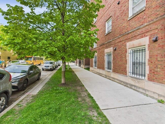 Building Photo - 6750 N Greenview Ave