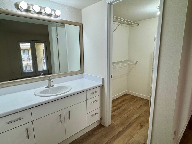 Building Photo - Renovated 2-bedroom 2-bathroom condo in th...