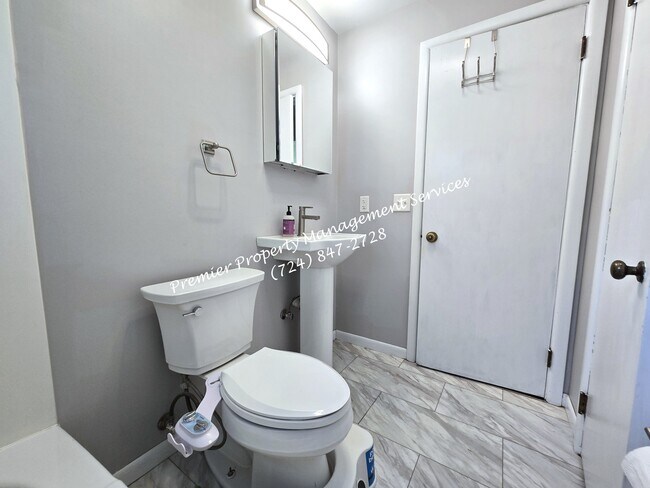 Building Photo - 639 Cohasset Dr