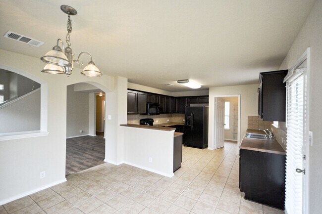 Building Photo - 2121 Sinclair Dr