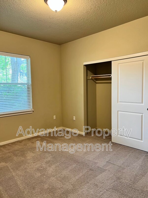 Building Photo - 523 Catron St N