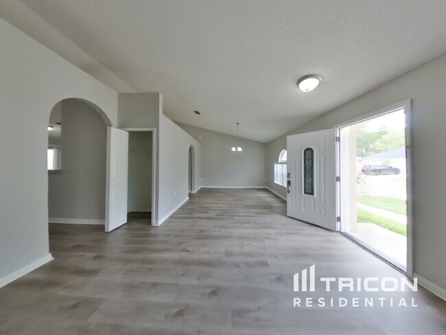 Building Photo - 2232 Nettlebrook St N